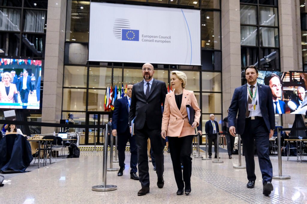Voorzitter van de Europese Commissie Ursula von der Leyen met daarachter voorzitter van de Europese Raad, Charles Michel

Foto: © Europese Unie